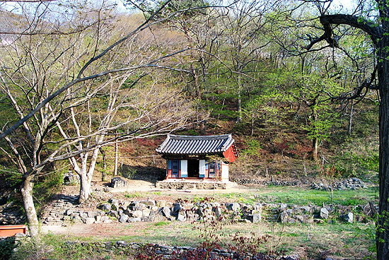 김시습이 생활하였다는 산신각이다. 극락전 뒤쪽에 있는 산신각은 숨어 있듯 산아래 조그맣게 자리하고 있다. 